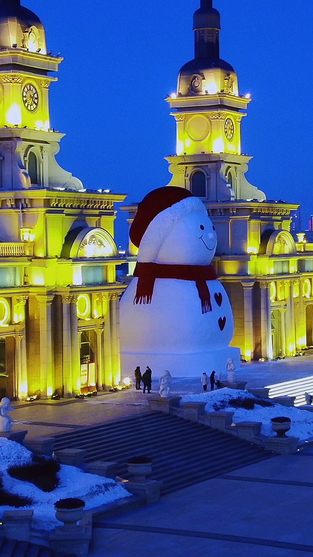 哈尔滨音乐长廊大雪人陪你过冬天