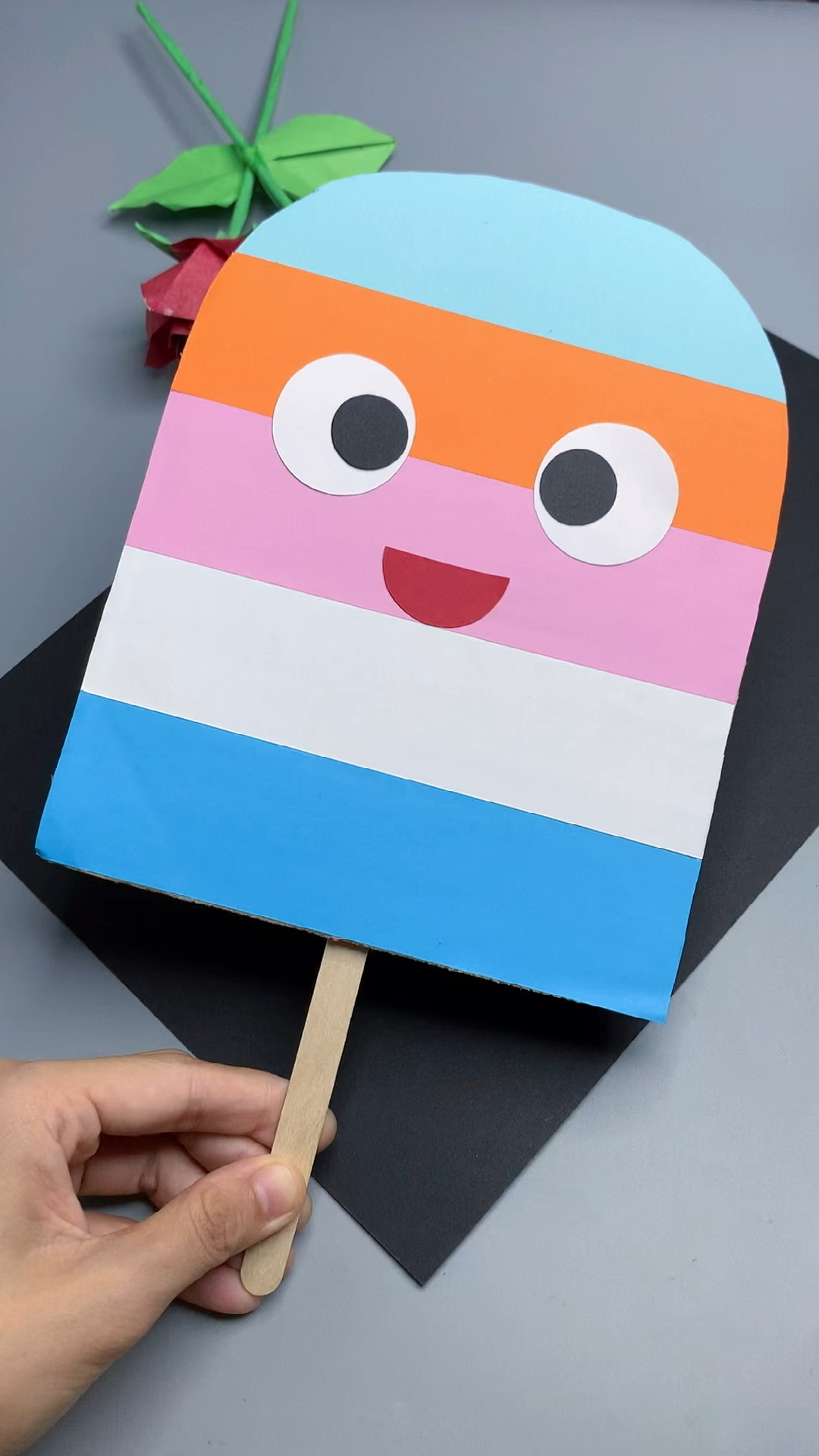 幼儿园手工用纸箱做一把彩虹雪糕扇子清凉一整个夏天