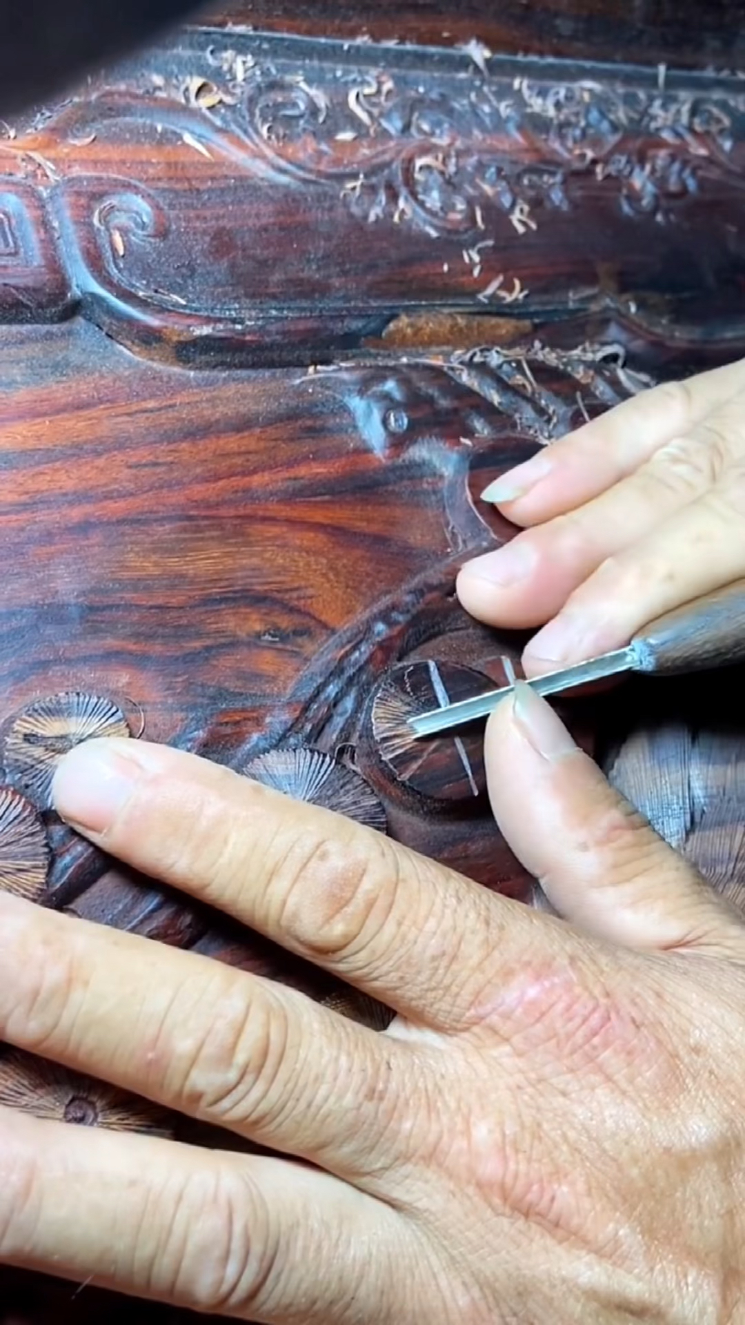红木家具雕刻过程传统丝翎檀雕分色工艺让家具图案更加栩栩如生