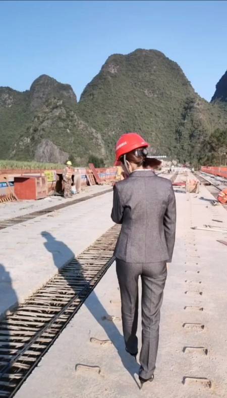 女包工头太难了,工程款迟迟不到,工人开工资的日子就快到了