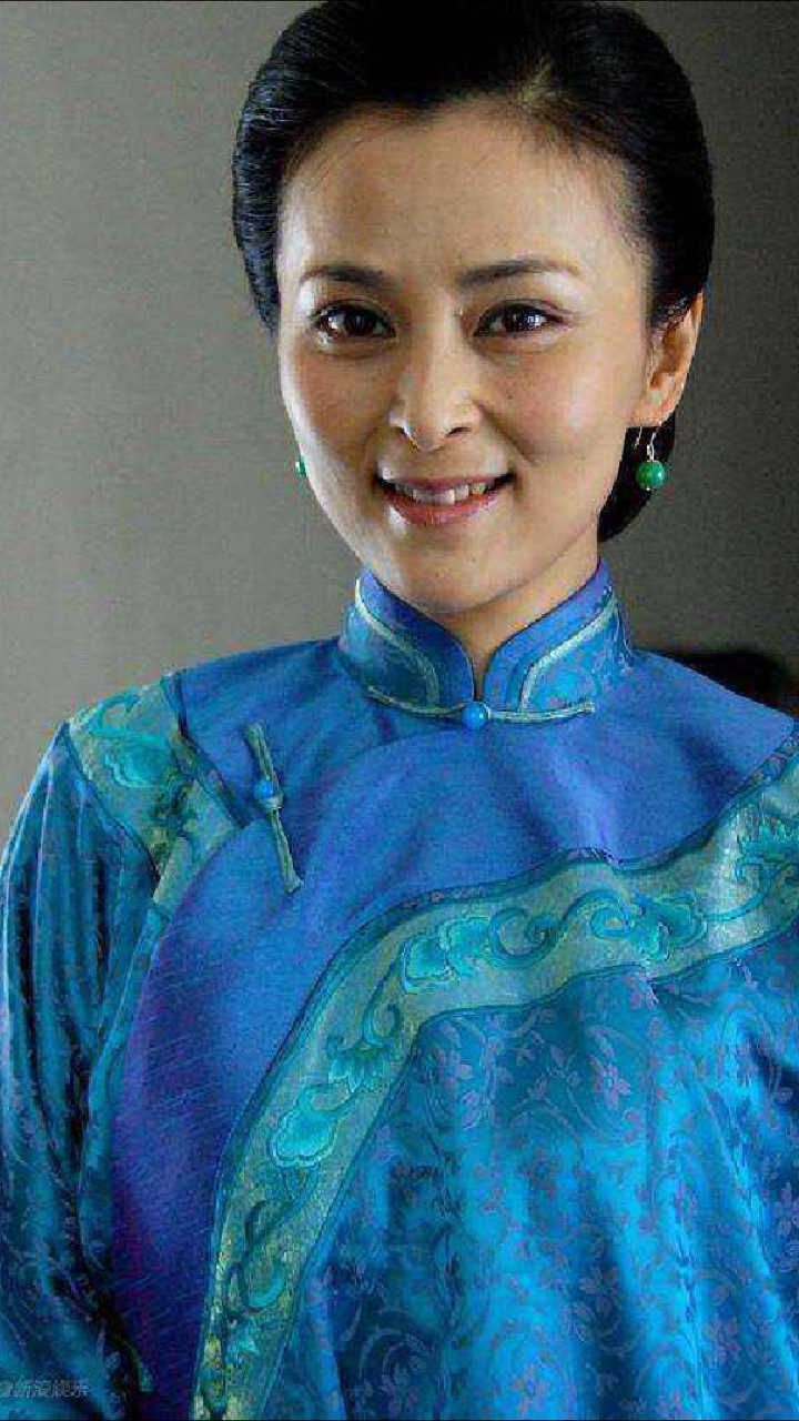 52岁何音近照,事业巅峰为夫生子被抛弃,如今儿子比前夫还帅