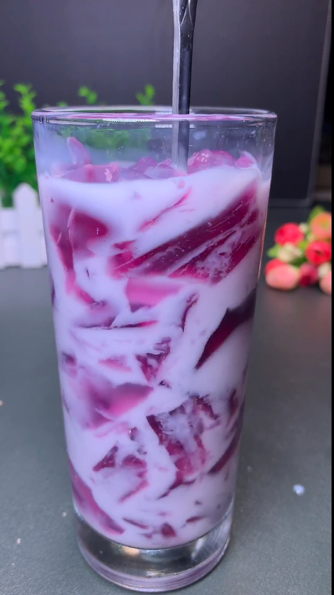 自制美食#夏日特饮葡萄皮撞奶值得一试