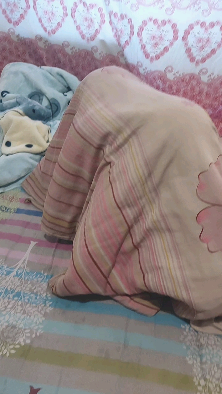 音为有你#两个小宝贝在被子里玩捉迷藏