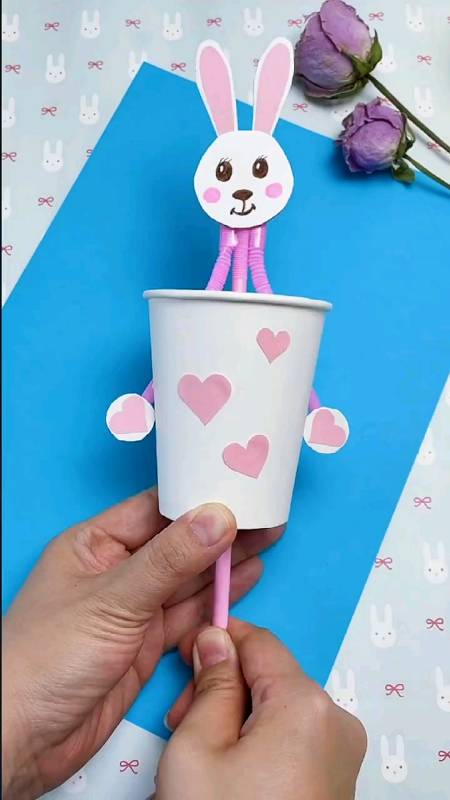 亲子手工用三根吸管一个纸杯给小朋友安排一款会动的小白兔