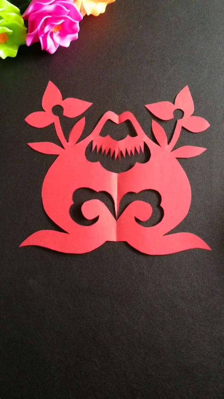 全民最牛手艺人#手工剪纸桃子,对折剪.