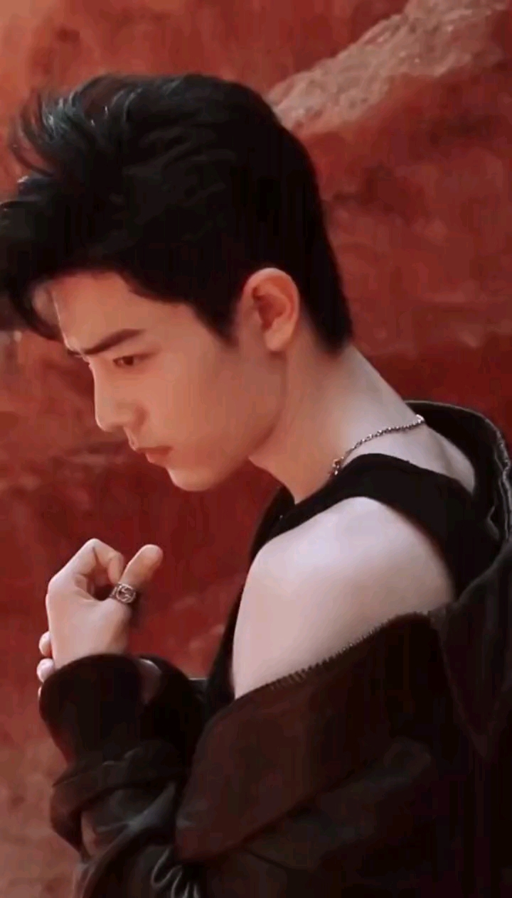 肖战#战战在露出迷人的小香肩,超帅的表情