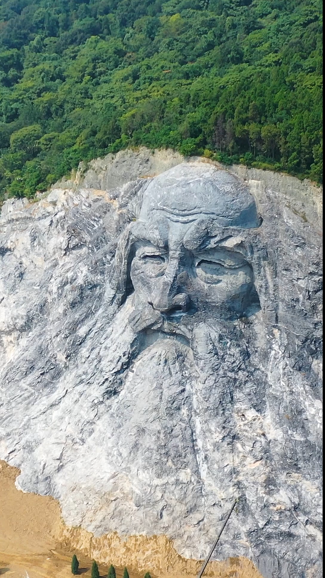 中国最大的伏羲摩崖石刻,利用岘山山体开始雕刻,整个头像高约70米,宽