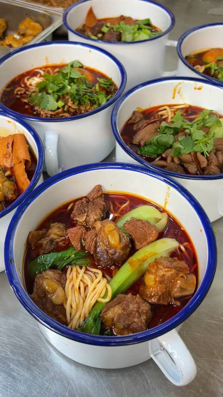 巴掌大的茶缸面小店,每天忙忙碌碌,一刻不得闲,很累但能养家-度小视