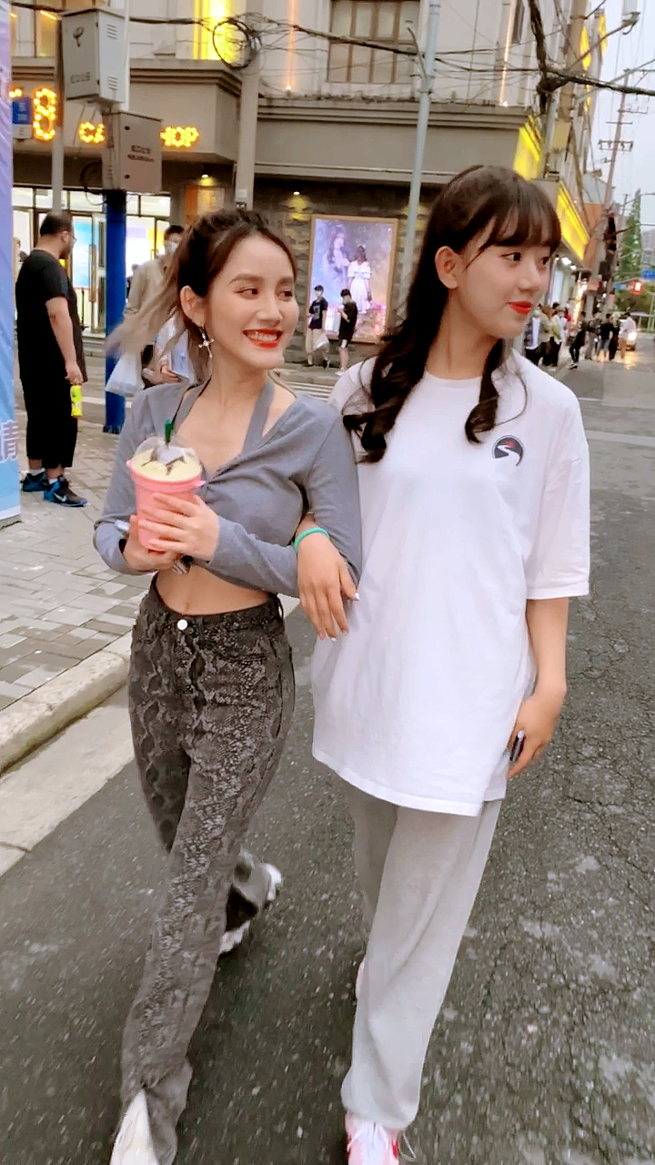 女团#snh48成员李慧与刘倩倩公演间隙出街,刘倩倩手上拿的是假的伊舷