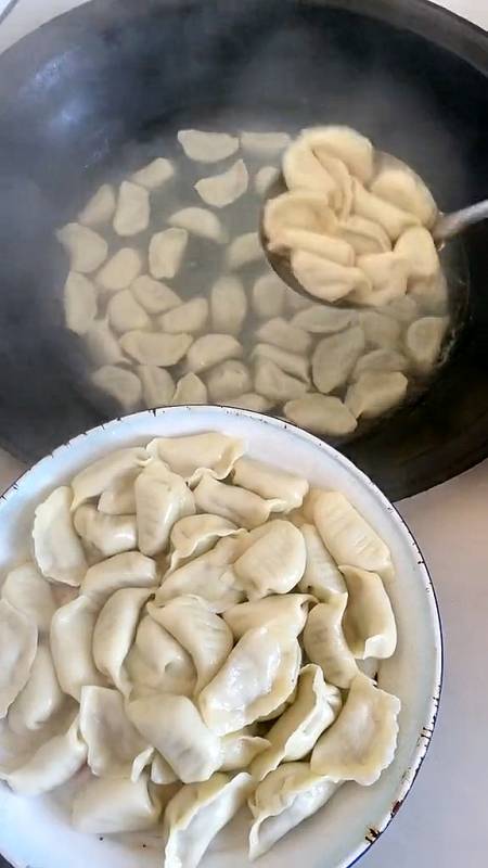 吃饺子#热气腾腾的饺子出锅了,大锅煮的饺子有着过年的感觉-度小视