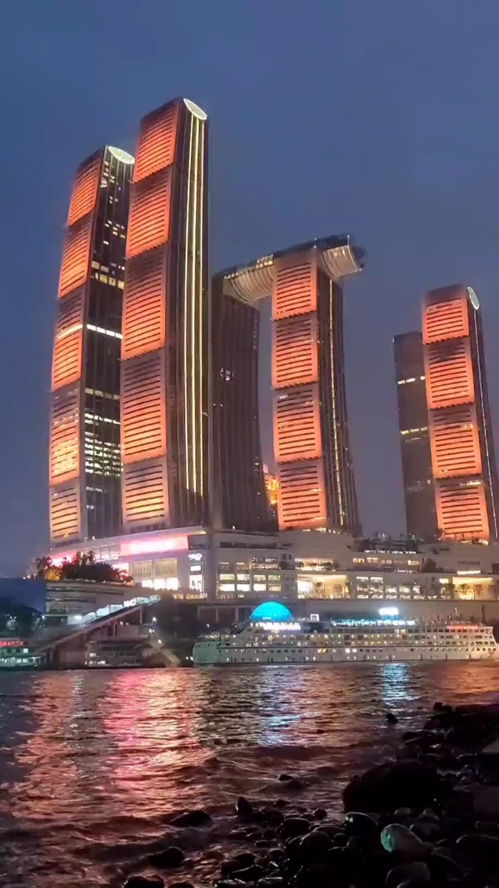 城市的夜晚霓虹更璀璨夜行来福士广场夜景