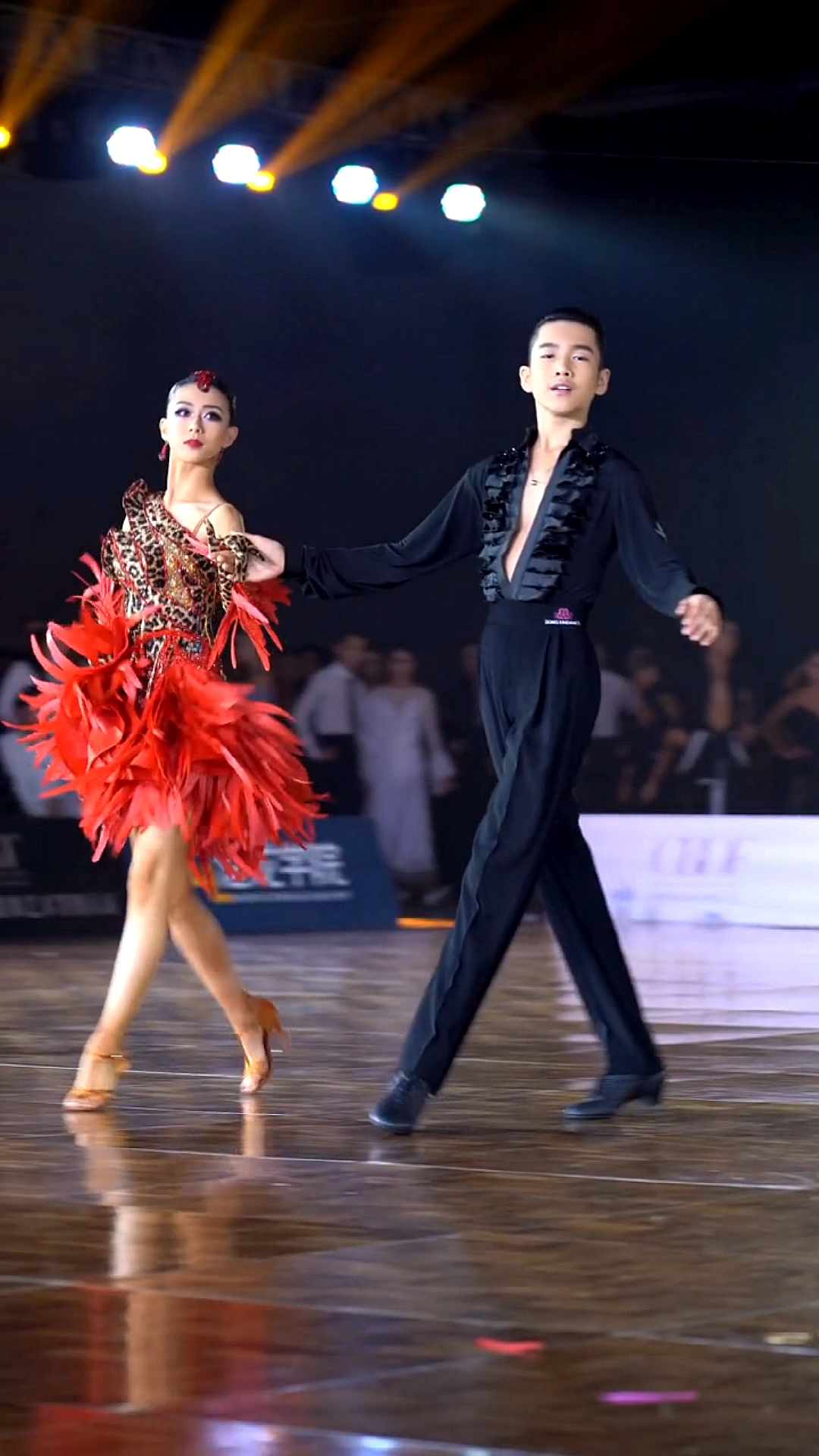 拉丁舞#青梅竹马的墨茉组合,最默契的搭档,台下可爱的两小只,瞬间