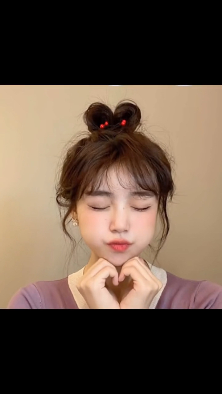 乐嫣的爱心小揪揪get到啦,简易版爱心丸子头扎出来出奇的可爱甜美