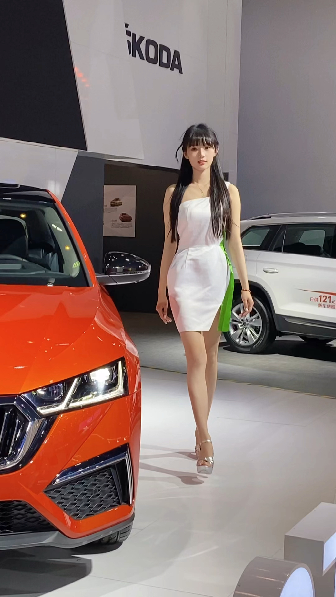 曾经的大学校花如今的一线车模