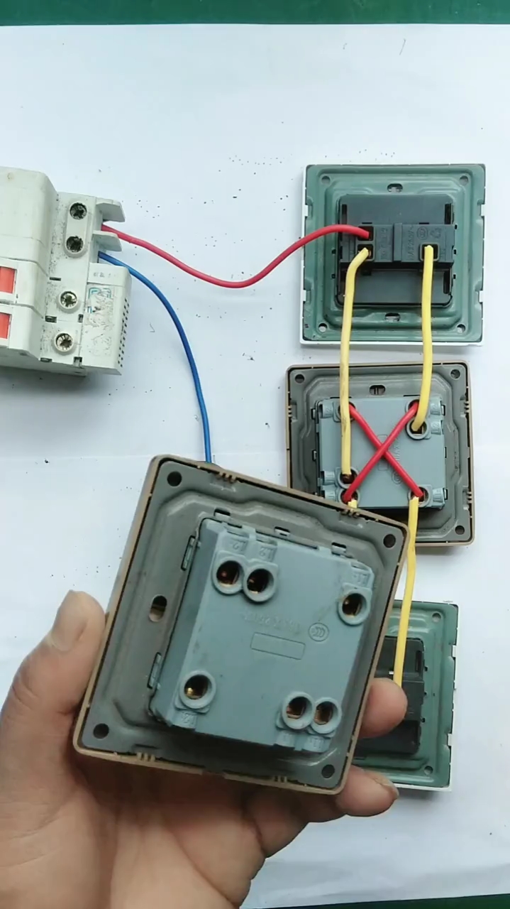 三联开关控制一盏灯