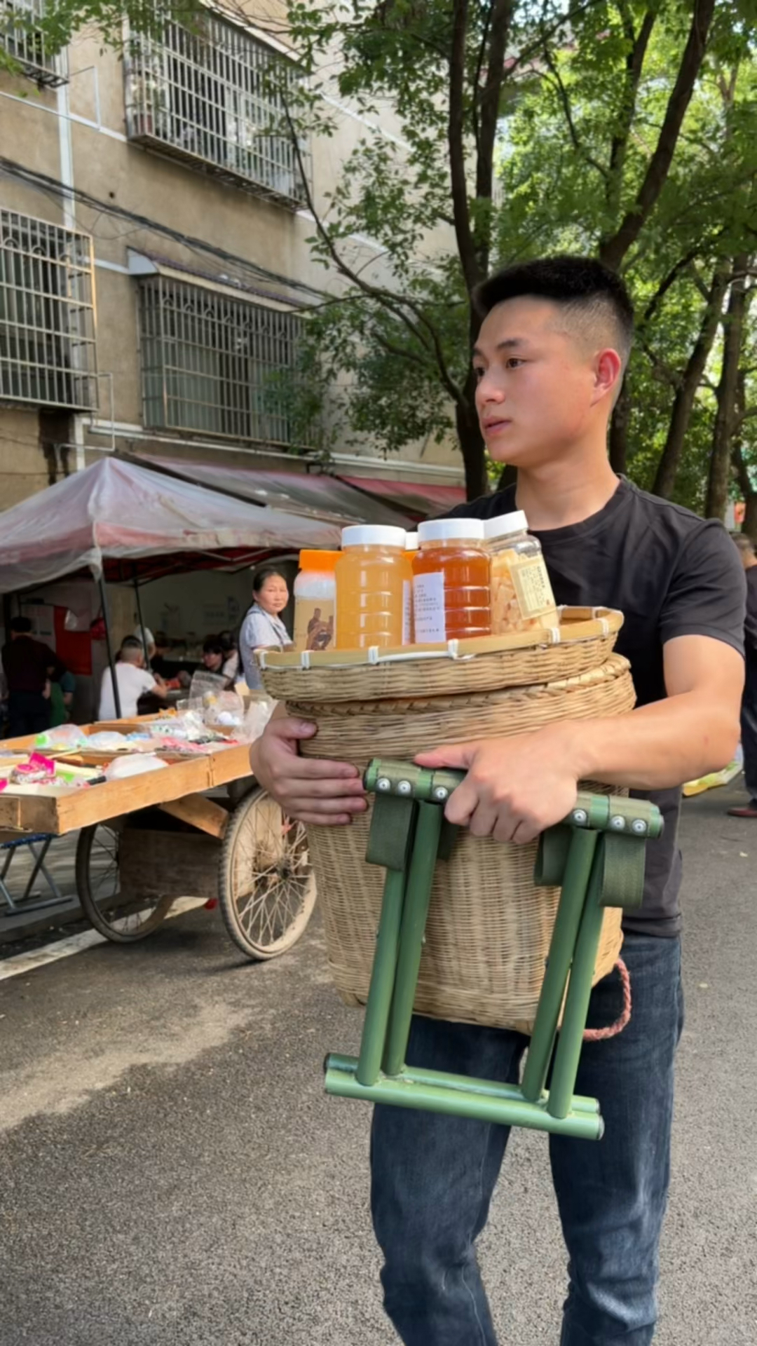 来自农村的90后小鹏,因家境贫困每天出来摆摊麦农产品减轻父母压力