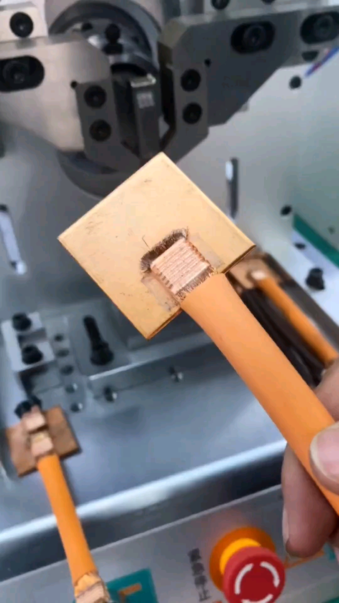 电机铜线都是这样焊接了越来越先进了