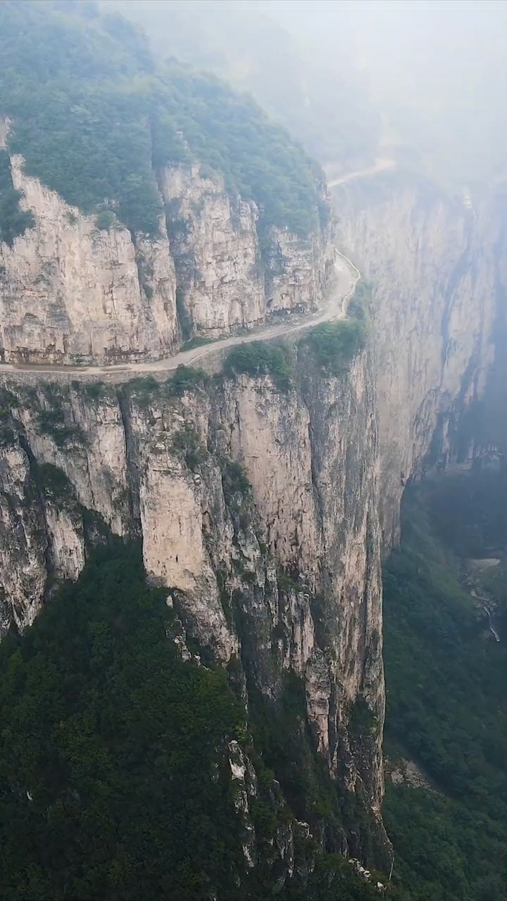 天桃线挂壁公路太行山险路为证人定胜天凿天路为修路者点赞