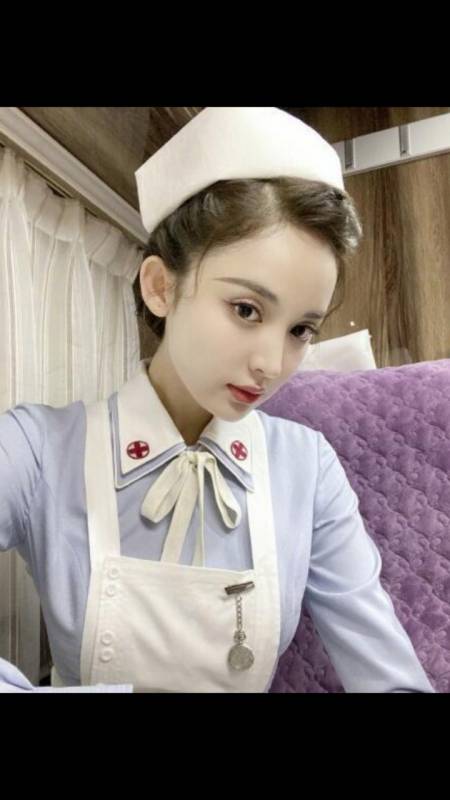 女星#古力娜扎护士造型曝光,简单盘发配蝴蝶结领口,甜美可爱