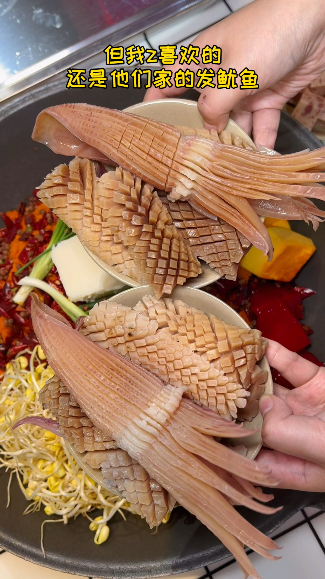 人间美味是火锅蔡家星空夜市里个超大方的火锅老板发鱿鱼简直绝了
