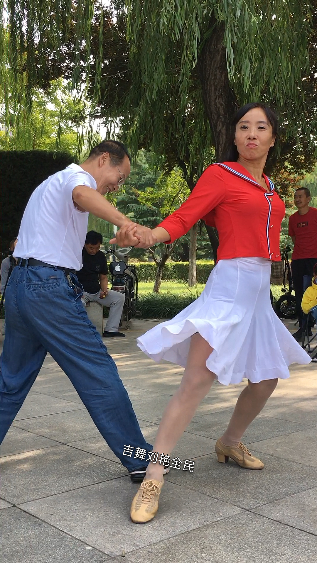 跳起吉舞心里美美哒