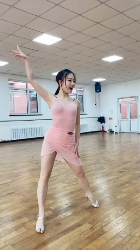 拉丁舞#妖娆舞姿,动感热辣的拉丁舞,魅力四射-全民小视频