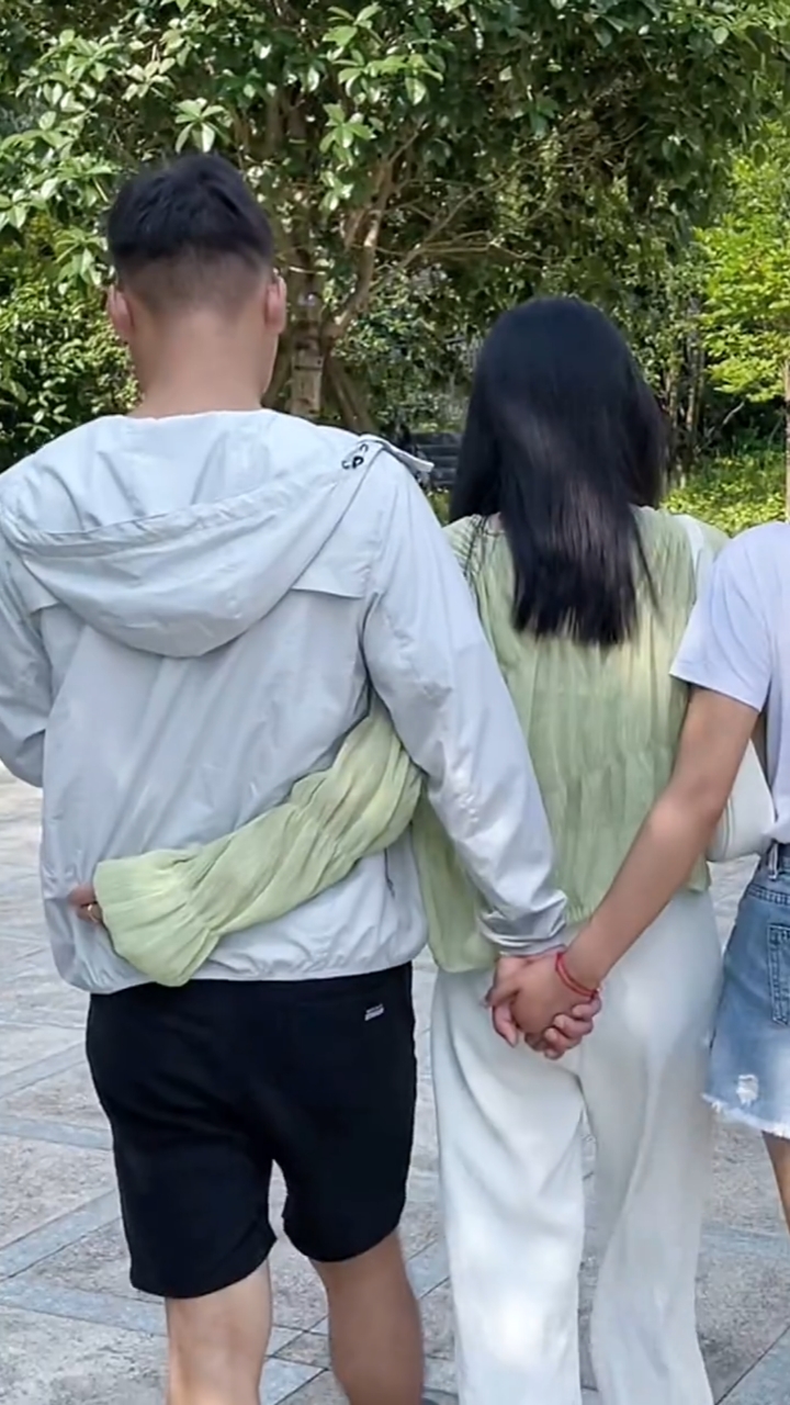 女朋友在旁边,他竟然还牵别的女人的手,胆子也太大了