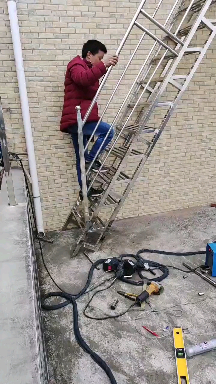 焊接完成这样的不锈钢梯子真是太完美了