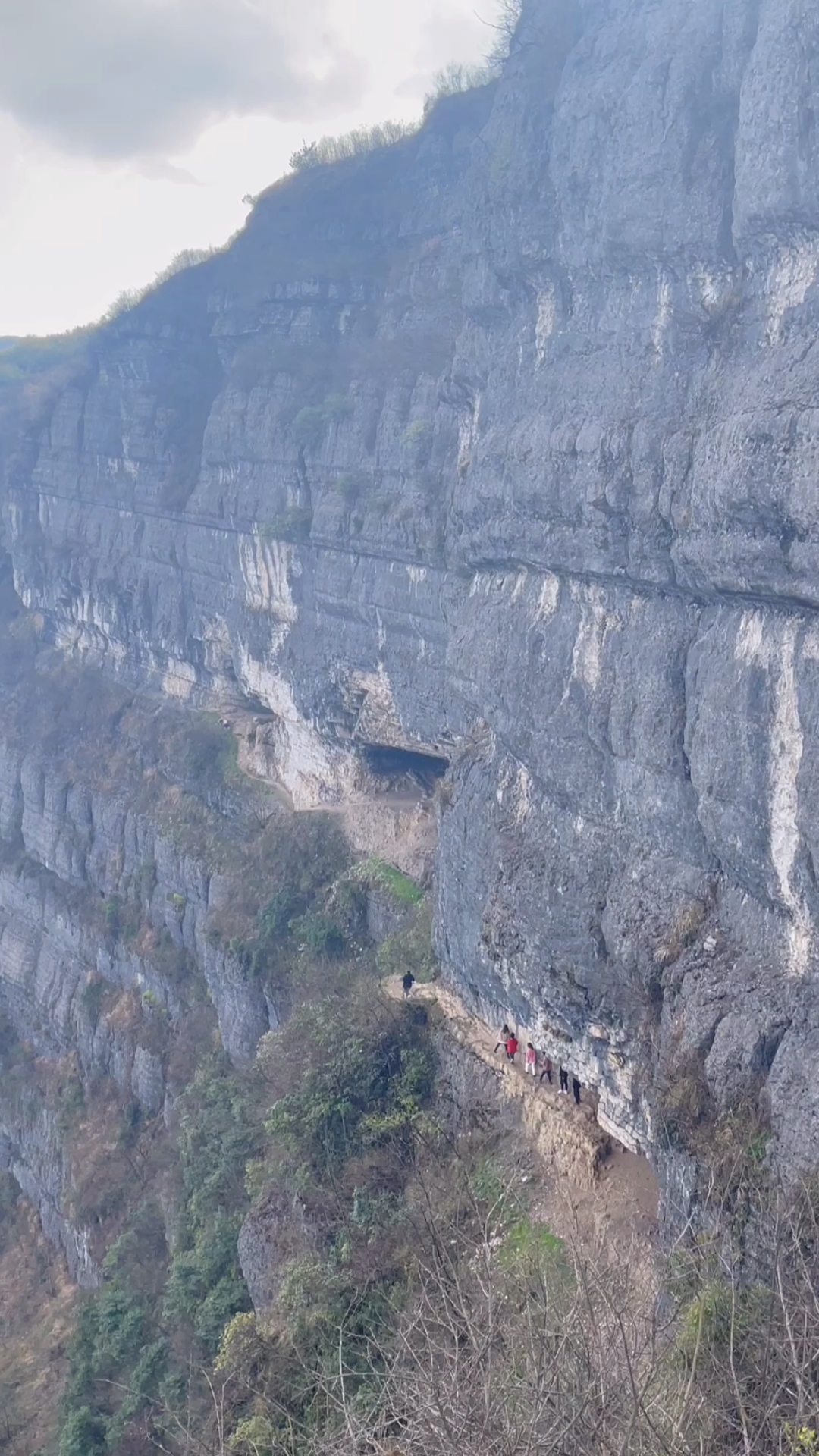 八面山燕子洞,以前的土匪洞.