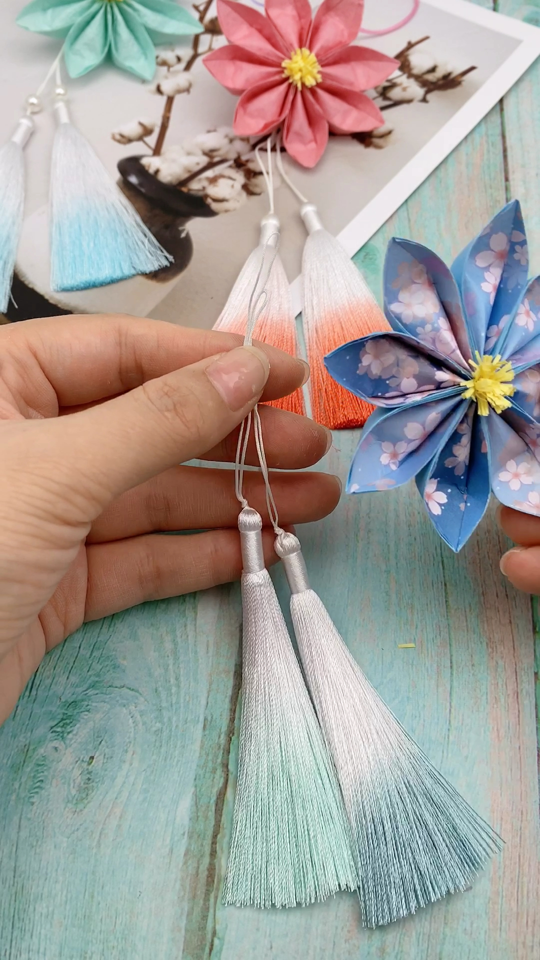 手工折纸#超美古风挂坠,做一个挂哪都好看哦!-度小视