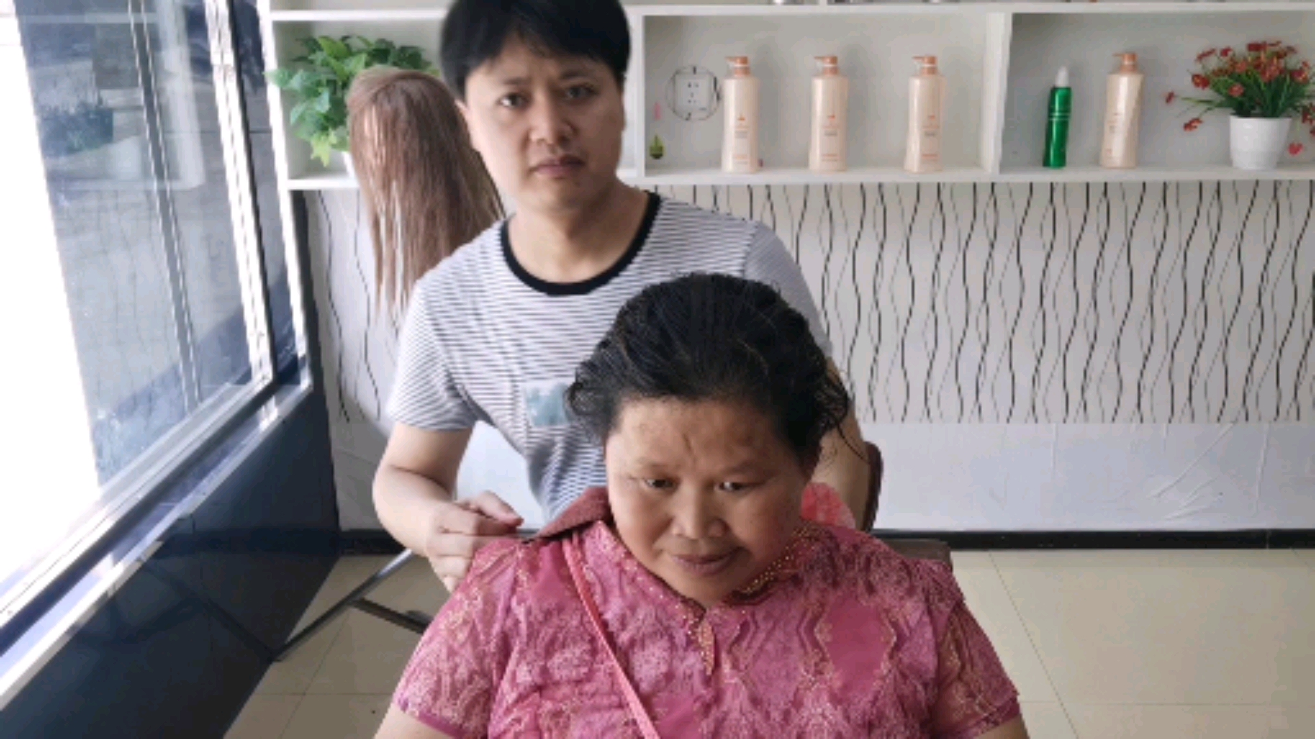 50岁大圆脸农村阿姨短发发型太普通,被发型师改造后,变得好时髦好洋气