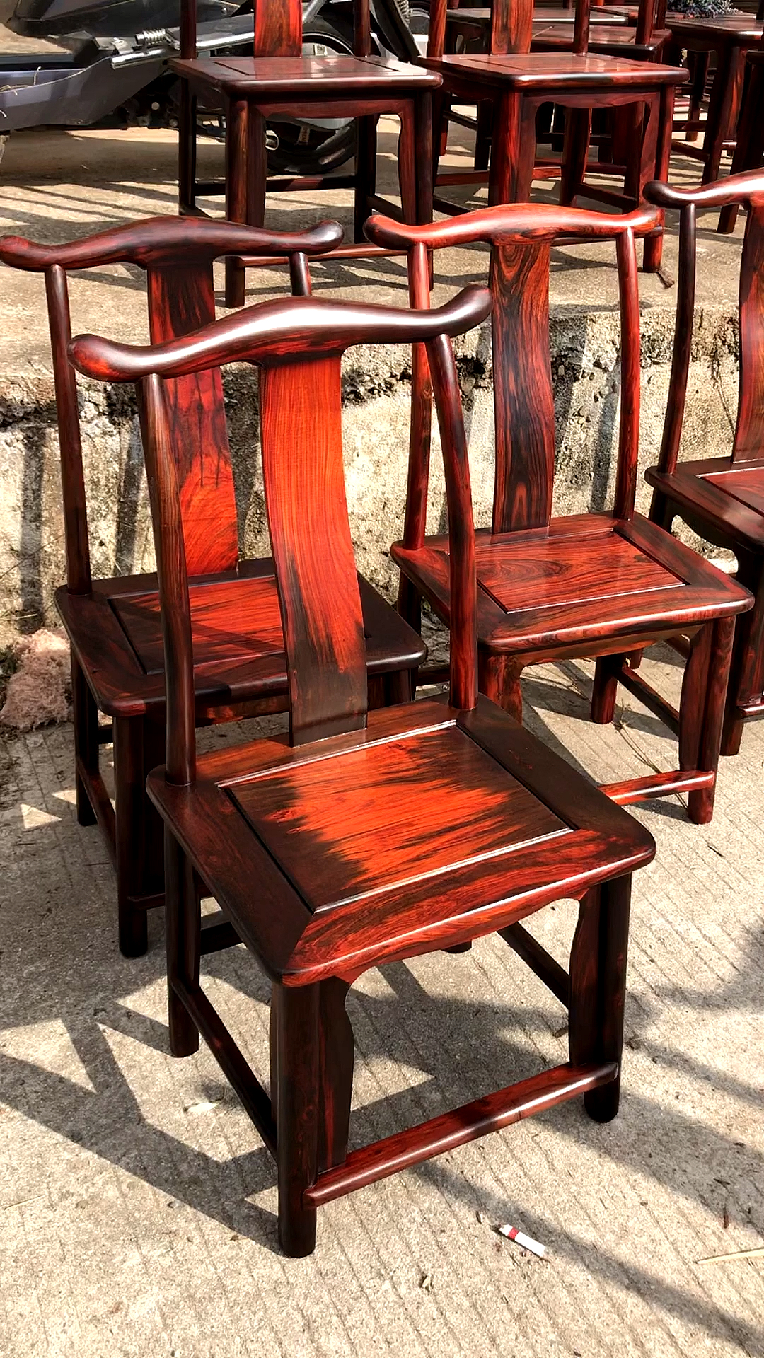 古典红木家具#独特的面板纹理,加上精湛的做工,大红酸枝小官帽椅