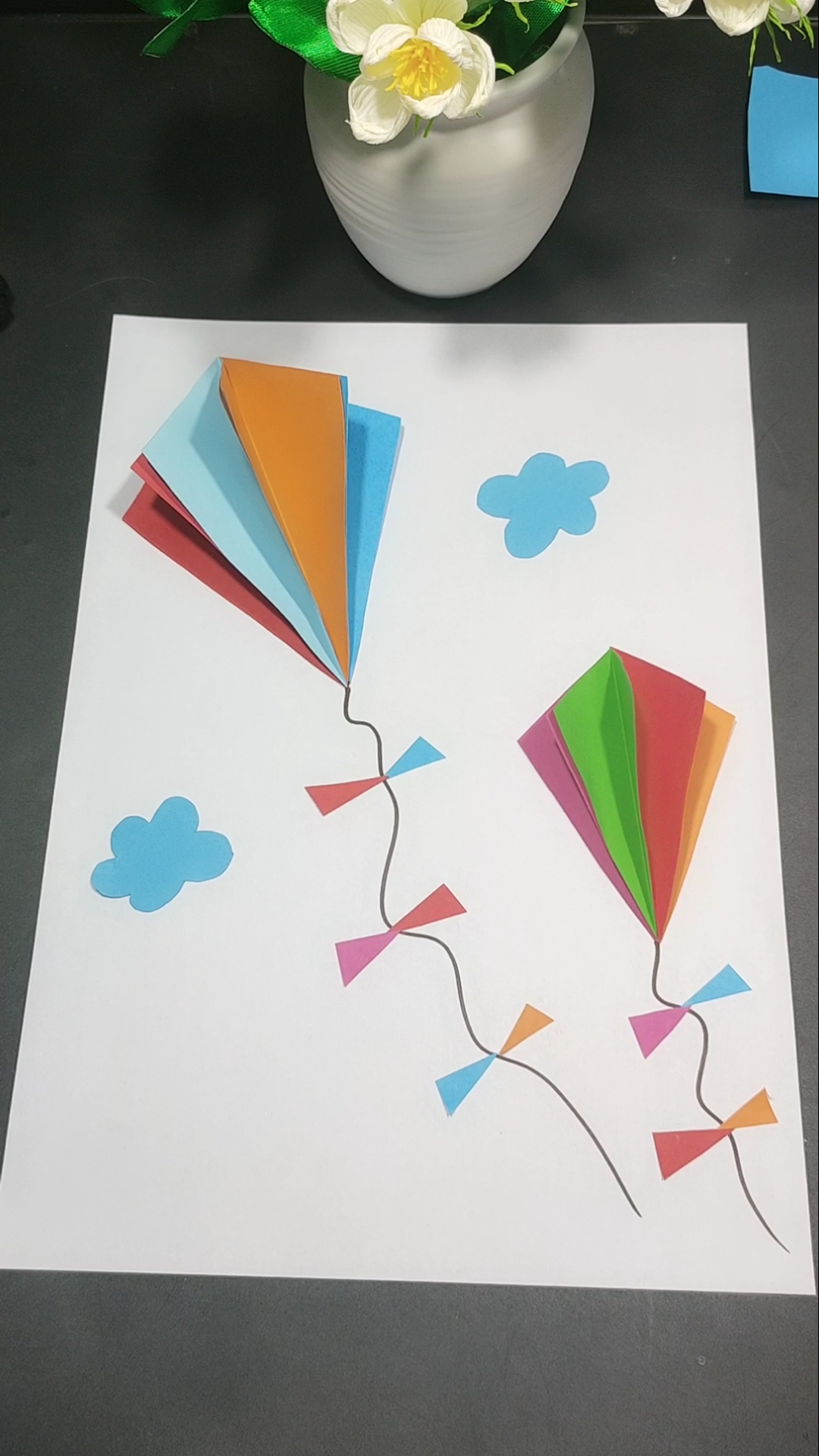 幼儿园创意手工贴画:彩色风筝-度小视