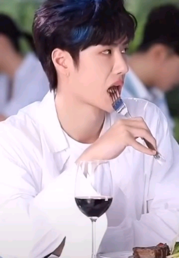 王一博不是一般的爱撅嘴