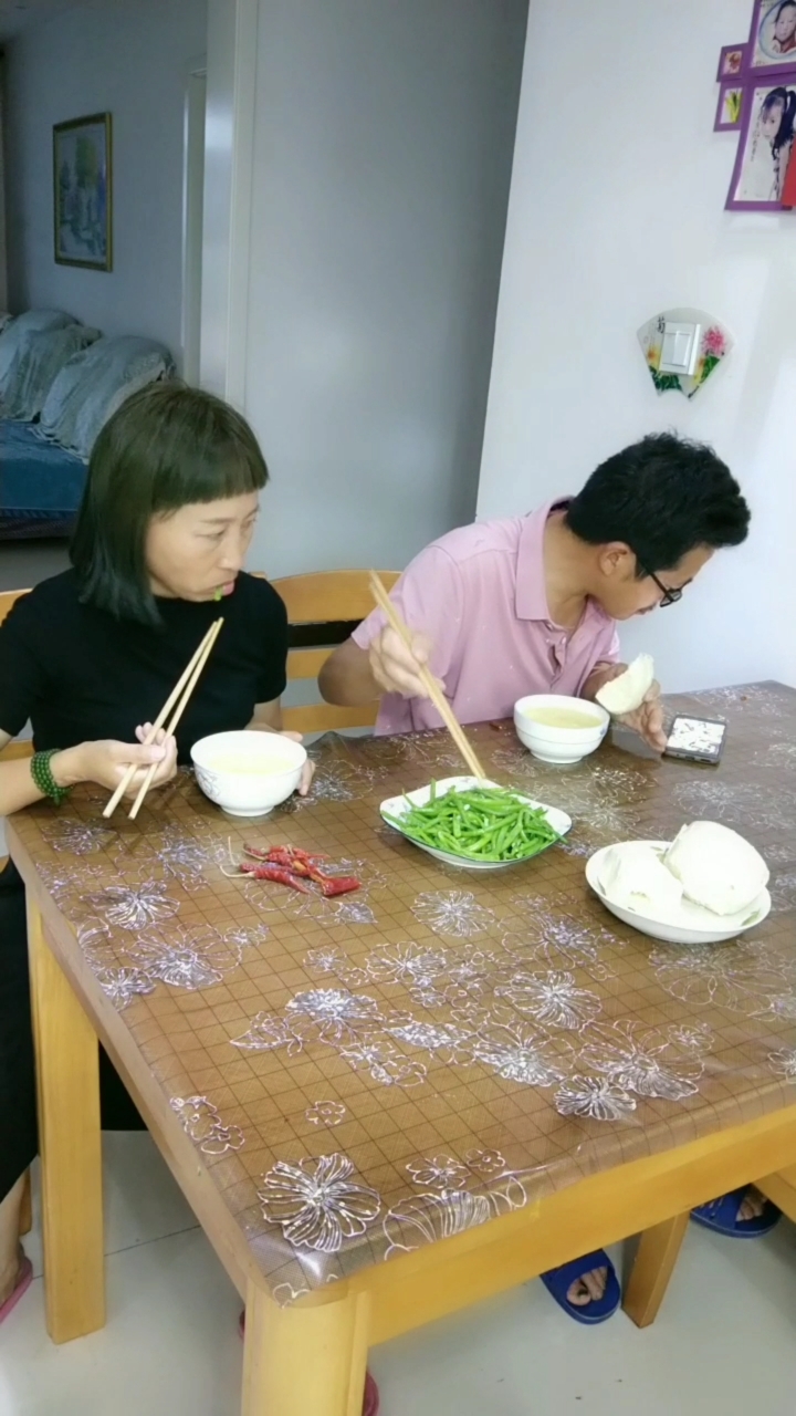 搞笑视频#专治吃饭看手机的人
