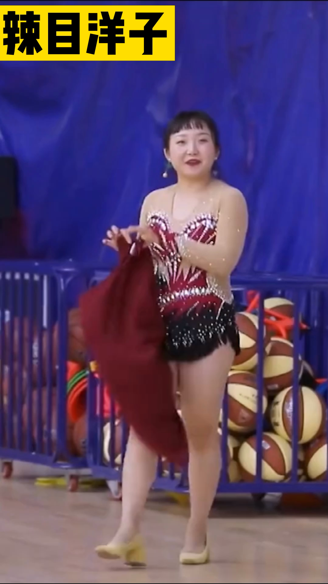 辣目洋子辣目洋子体操表演自信性感的女人无论身材胖瘦走路带风