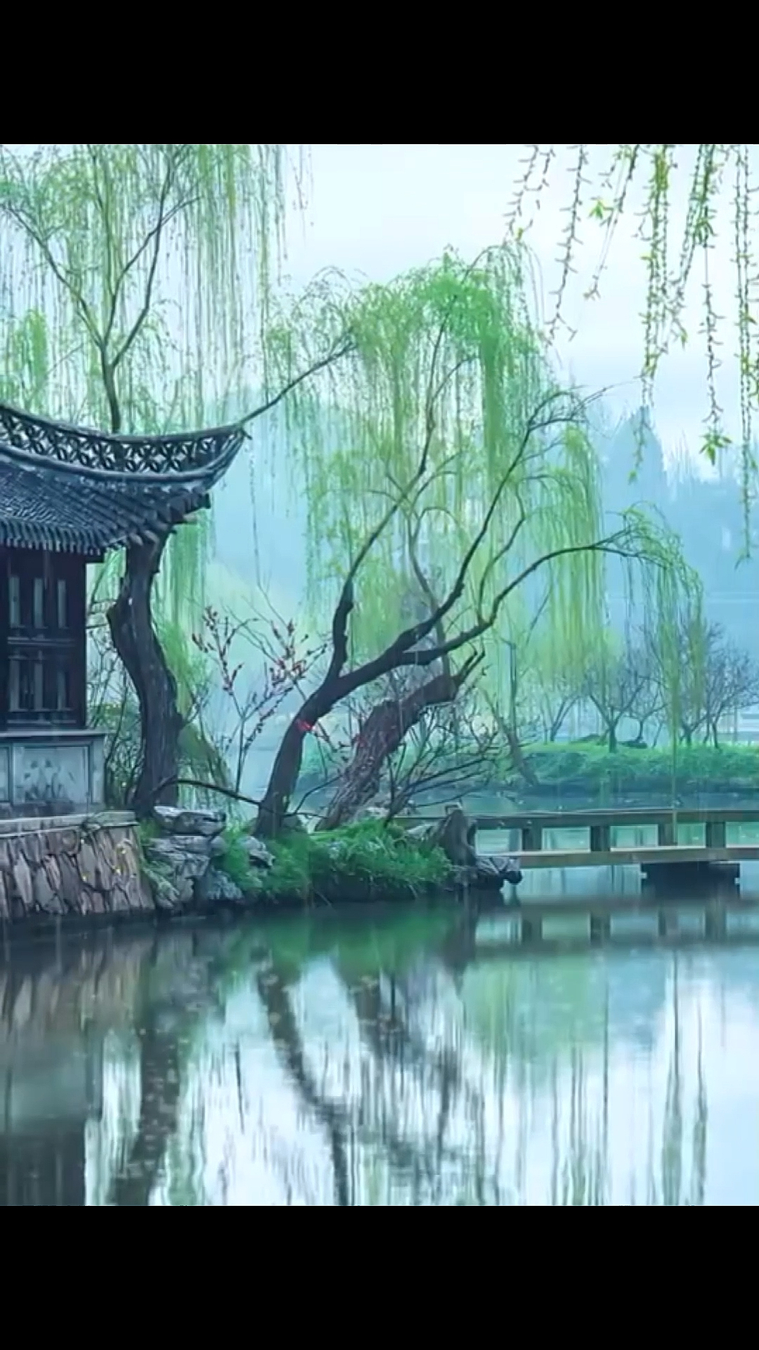 山花蕉叶暮色丛染红巾.屋檐洒雨滴,炊烟袅袅起.