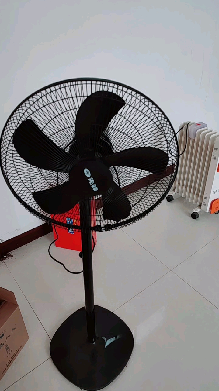 黑色风扇转起来