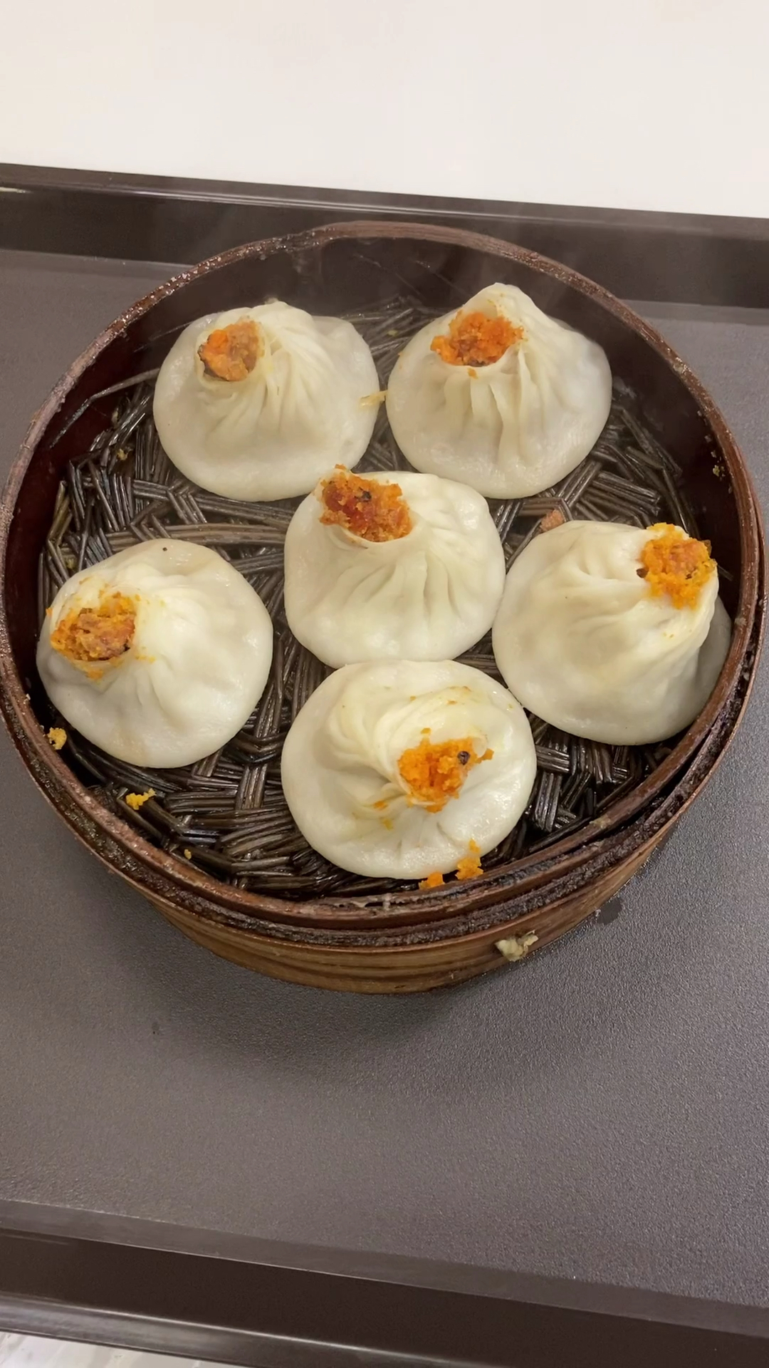 江苏常州传统小吃小笼包分加蟹和顶黄两种