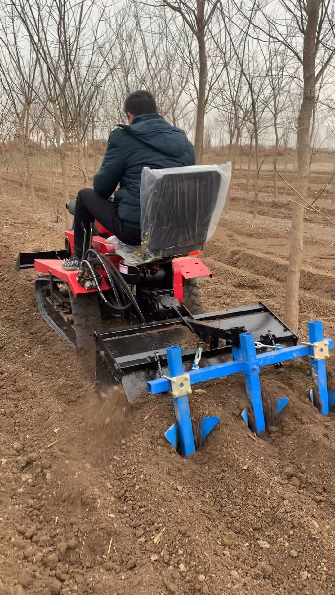 加强旋耕三桦犁一体机,乘坐式履带微耕机,可搭配多种农具-度小视