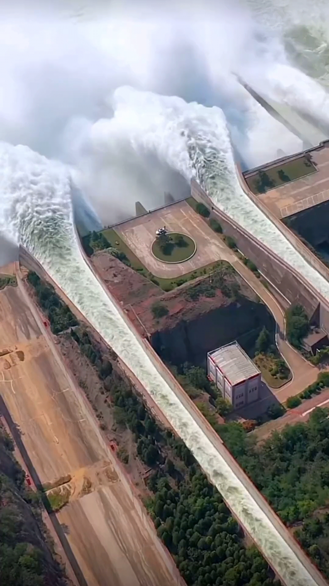 河南洛阳孟津县黄河小浪底大坝泄洪