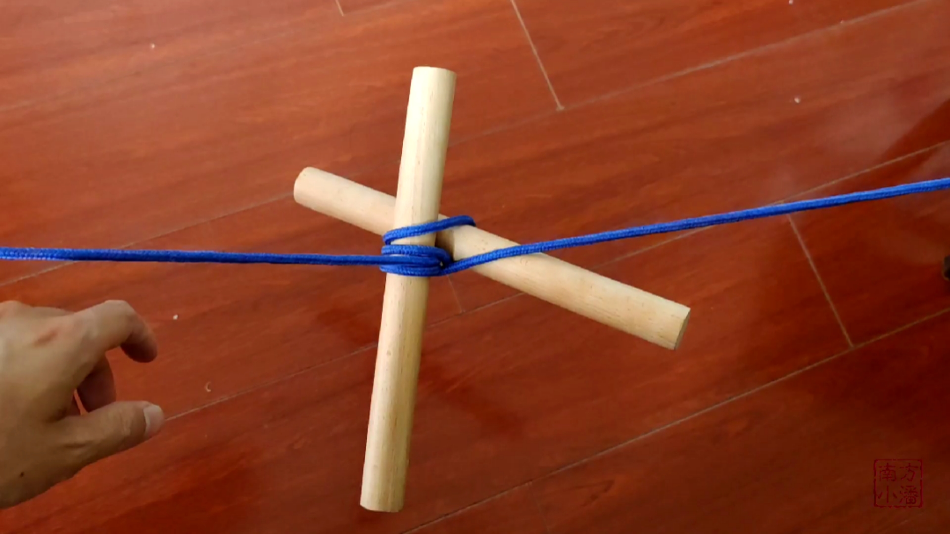 萤火打卡#扭结,2根小木棍利用杠杆原理,把松垮的绳子,给牢牢绷紧