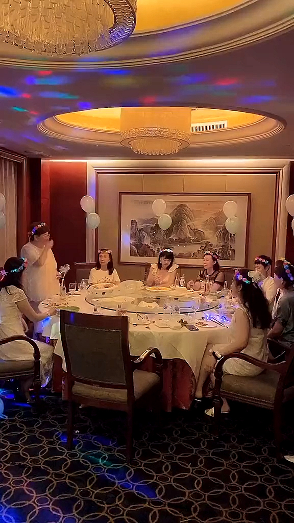 闺蜜聚餐中,万万没想道呀,我那你们当姐妹,你们那我当傻子