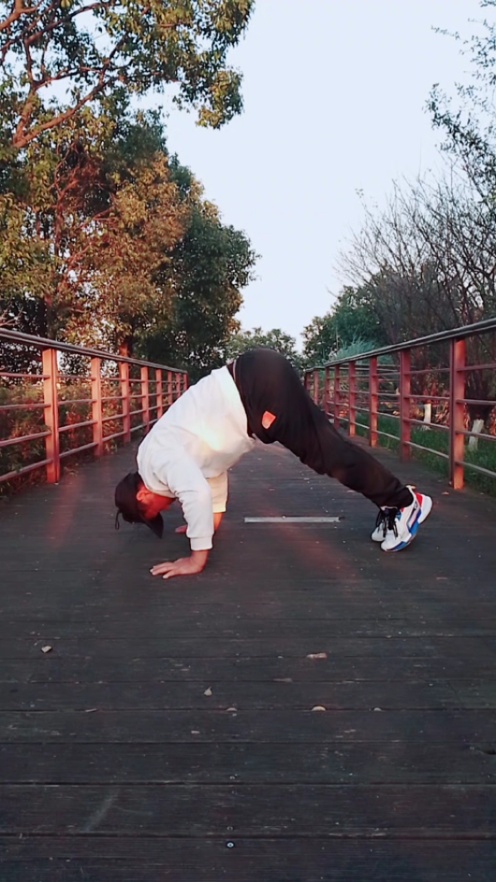 健身宁教练传递健身正能量#折刀式俯卧撑