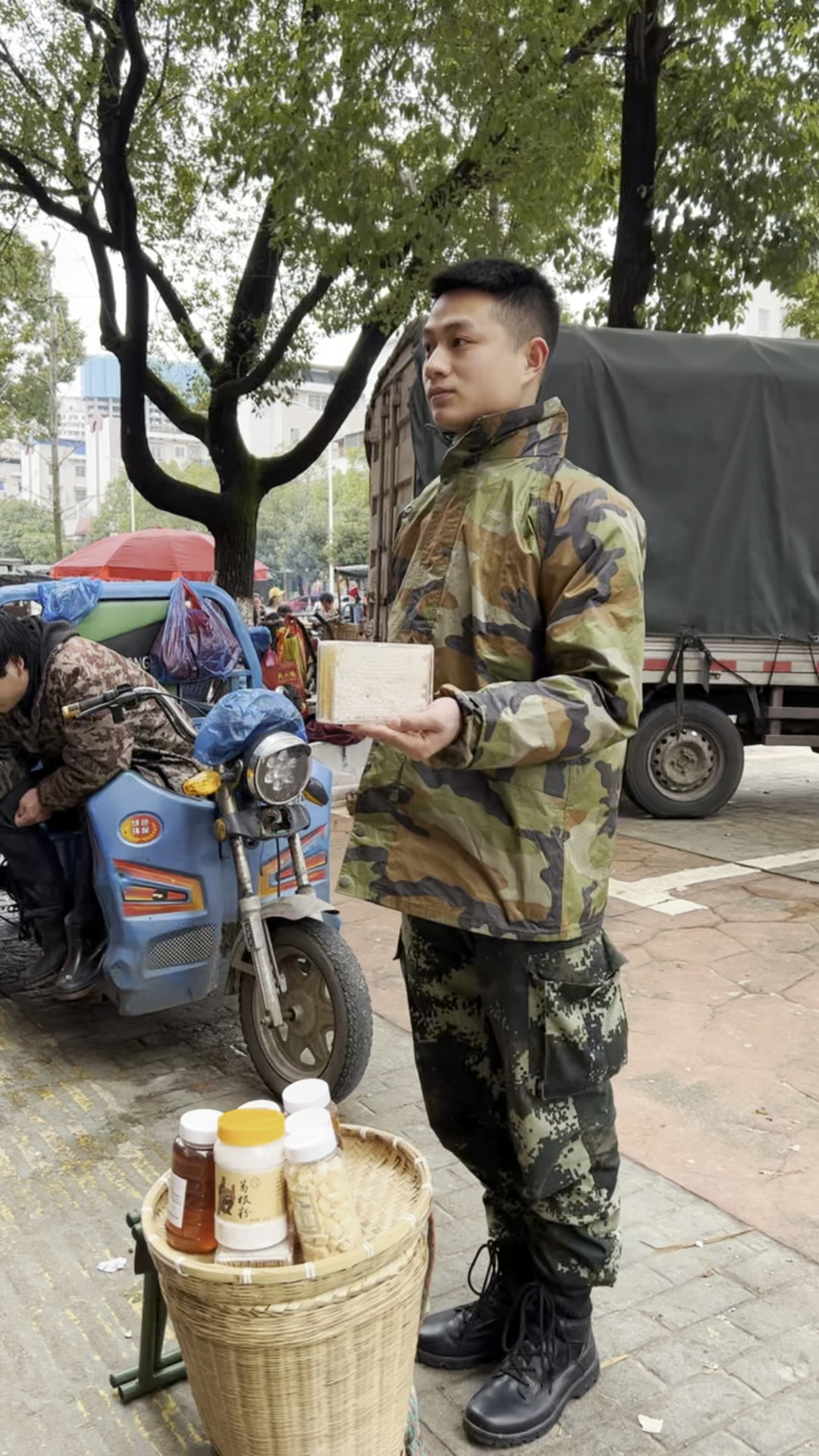 小鹏是个地地道道的农村人,出身贫寒,但很实在,不羡慕,不抱怨,脚踏实