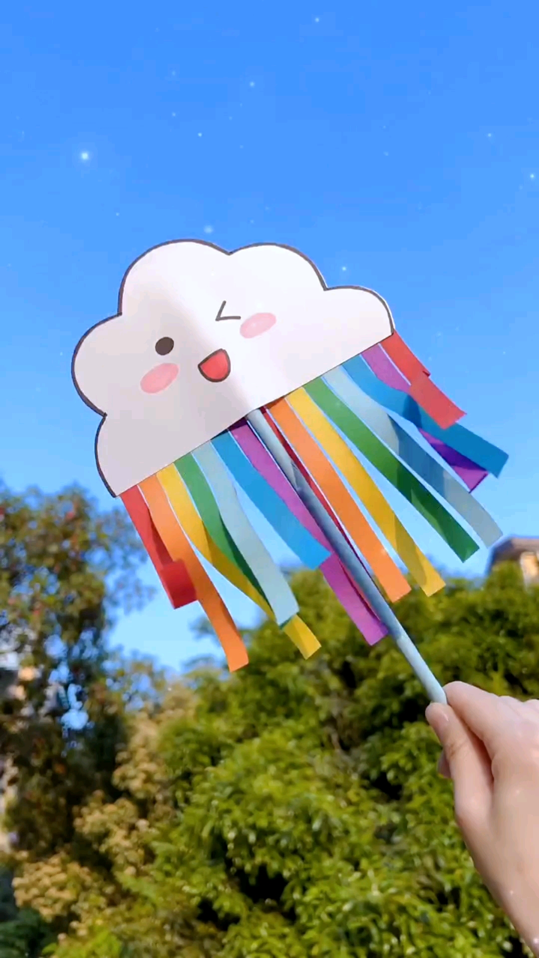 手工制作#天气越来越热了,和小朋友一起做一个云朵彩虹扇吧