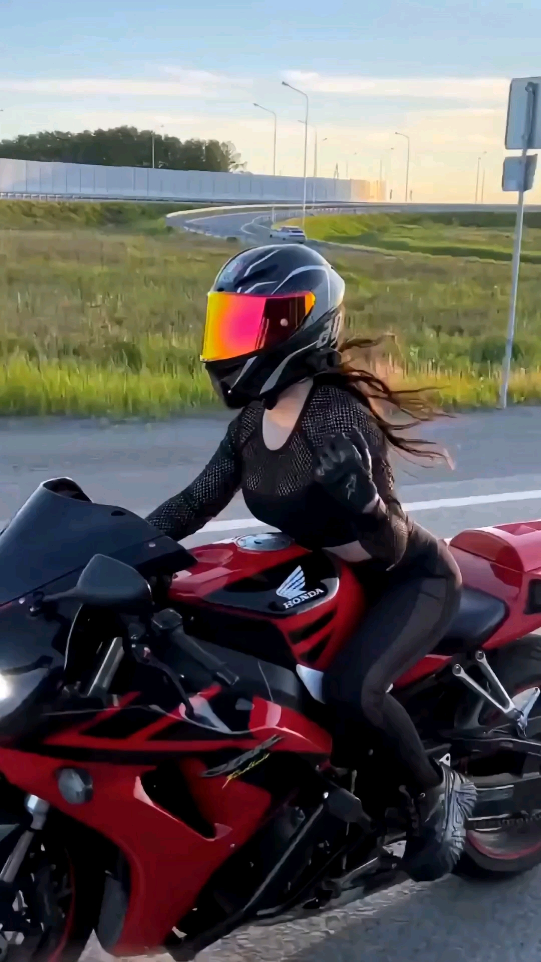 摩托车#两位骑跑车的姐姐