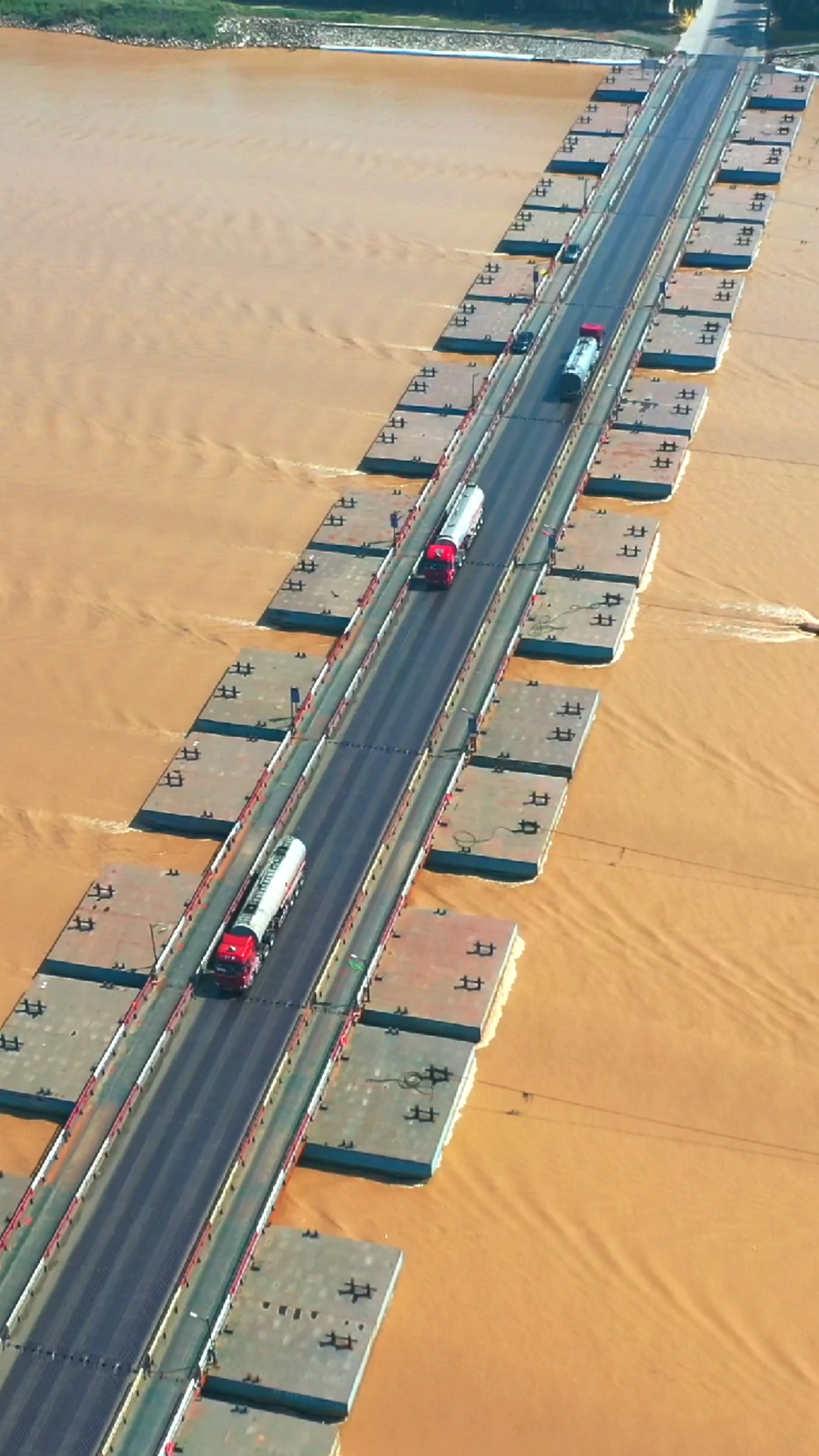 山东利和黄河浮桥一桥沉浮架两岸造型奇特承百吨