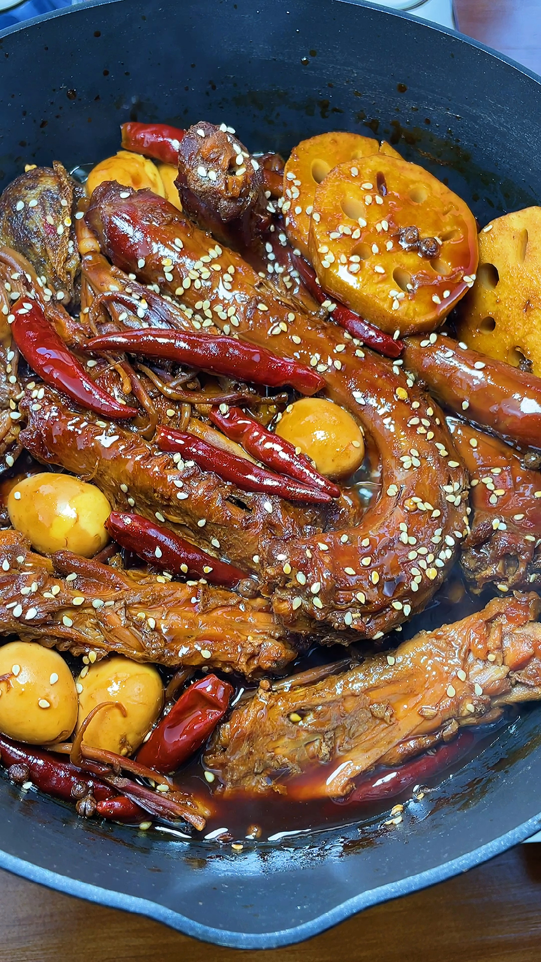 美食看中国不加一滴水也能做出美味的周黑鸭50元就能做1锅全家人都够