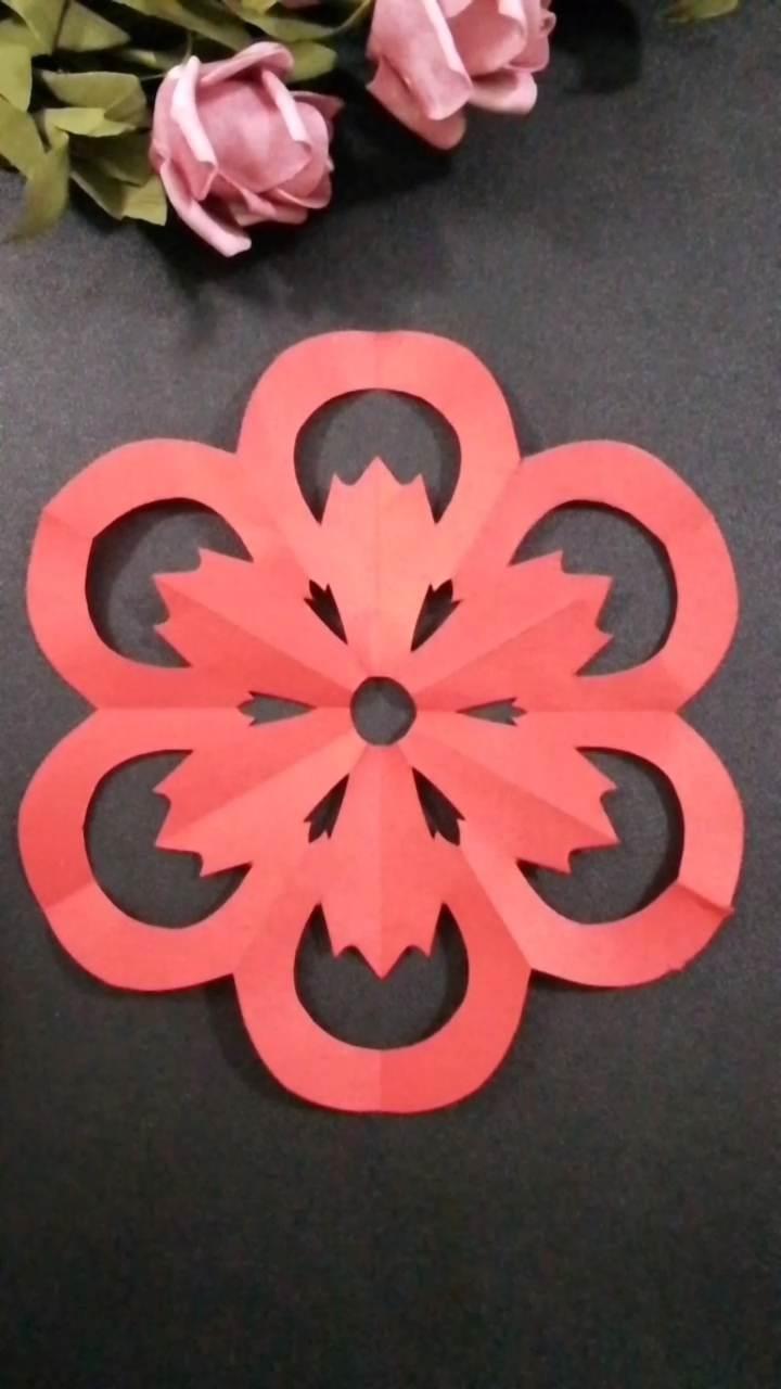 花朵对折剪纸图片